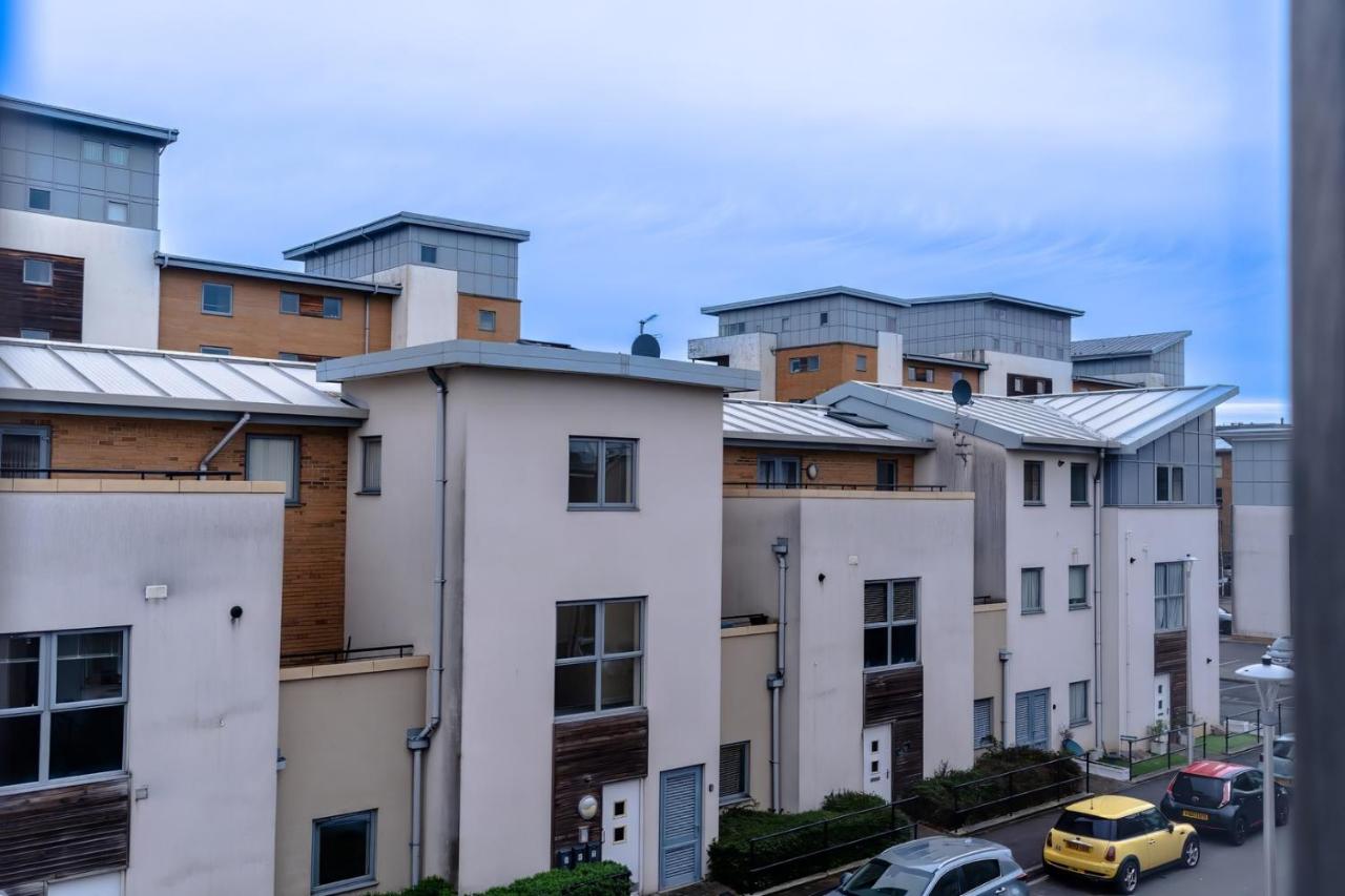 Harbour-View 2-Bed Serviced Apartment with Parking - B&B