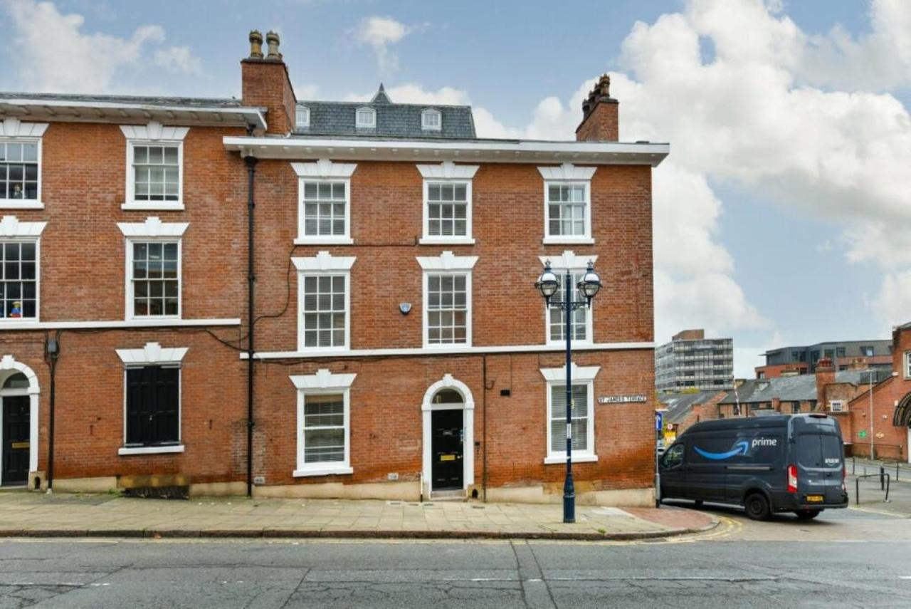 Brand New City Centre Apartment - Free offsite Parking Available - B&B