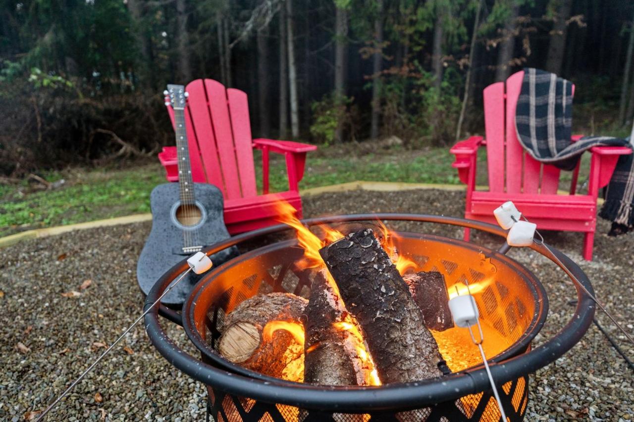Luxury Log Chalet with Hot Tub, Games Room & Hill Views! - Bed and Breakfast Ellicottville