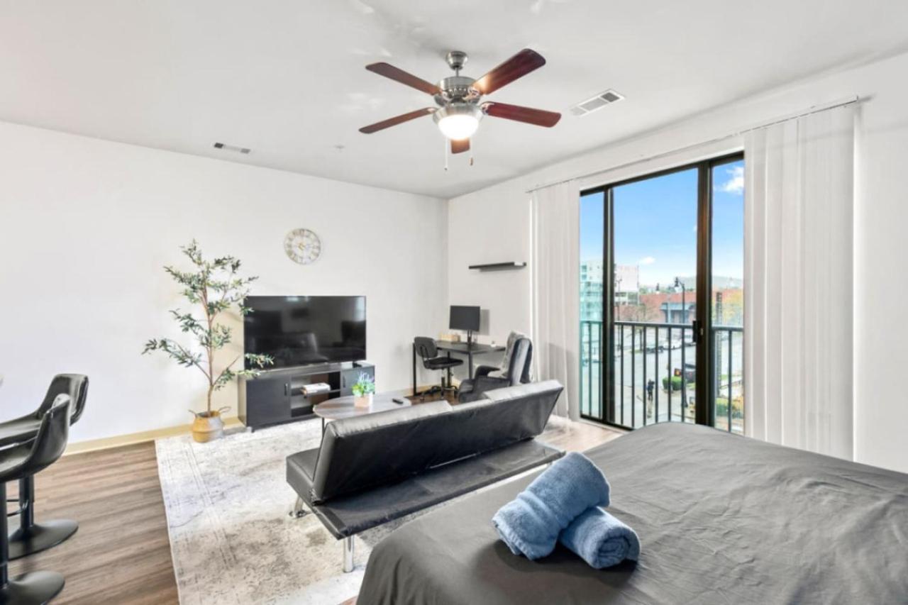 Chic Urban Living, Studio with Pool Access 09 - B&B