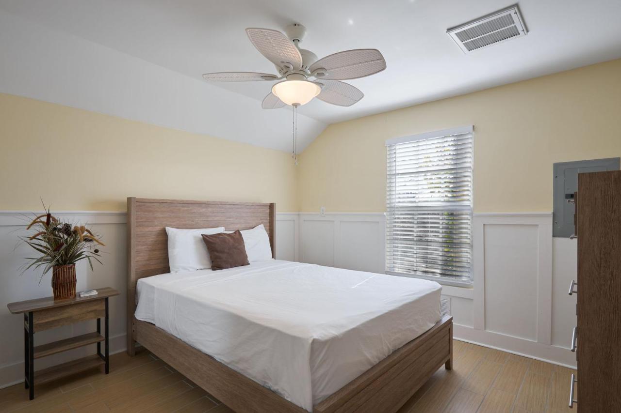 Gorgeous Apartment on Mango St Steps to Beach - B&B