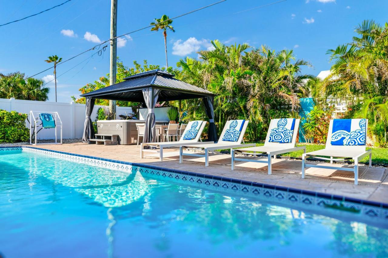 Ocean house with Hot Tub and Heated pool ! Beach 1 minute walk ! - B&B Cape Canaveral