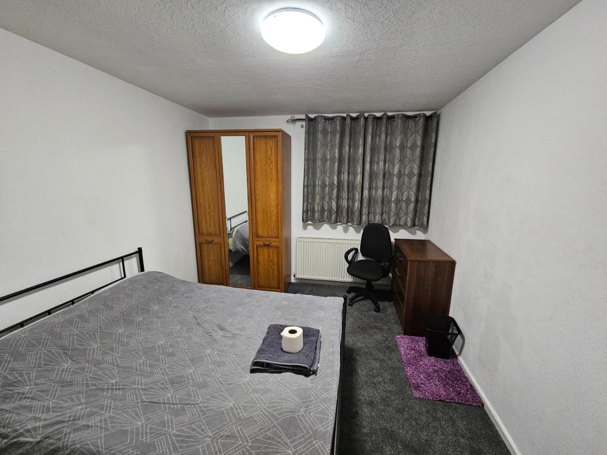 Larches Homestay - 4 Bedroom House City Centre BHX NEC - B&B Birmingham