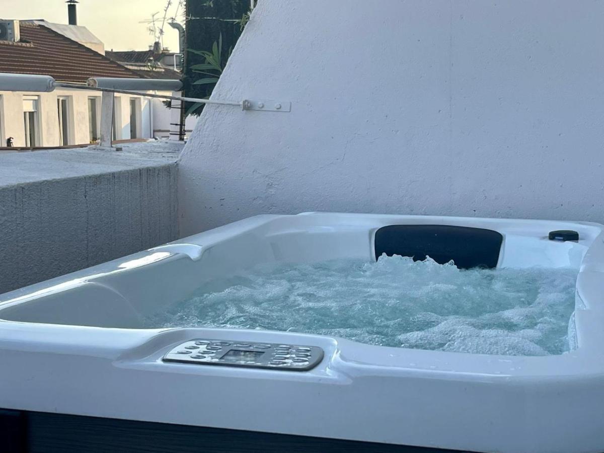 Piso Ático con Terraza y Jacuzzi con vistas a Sol en Madrid Centro - B&B