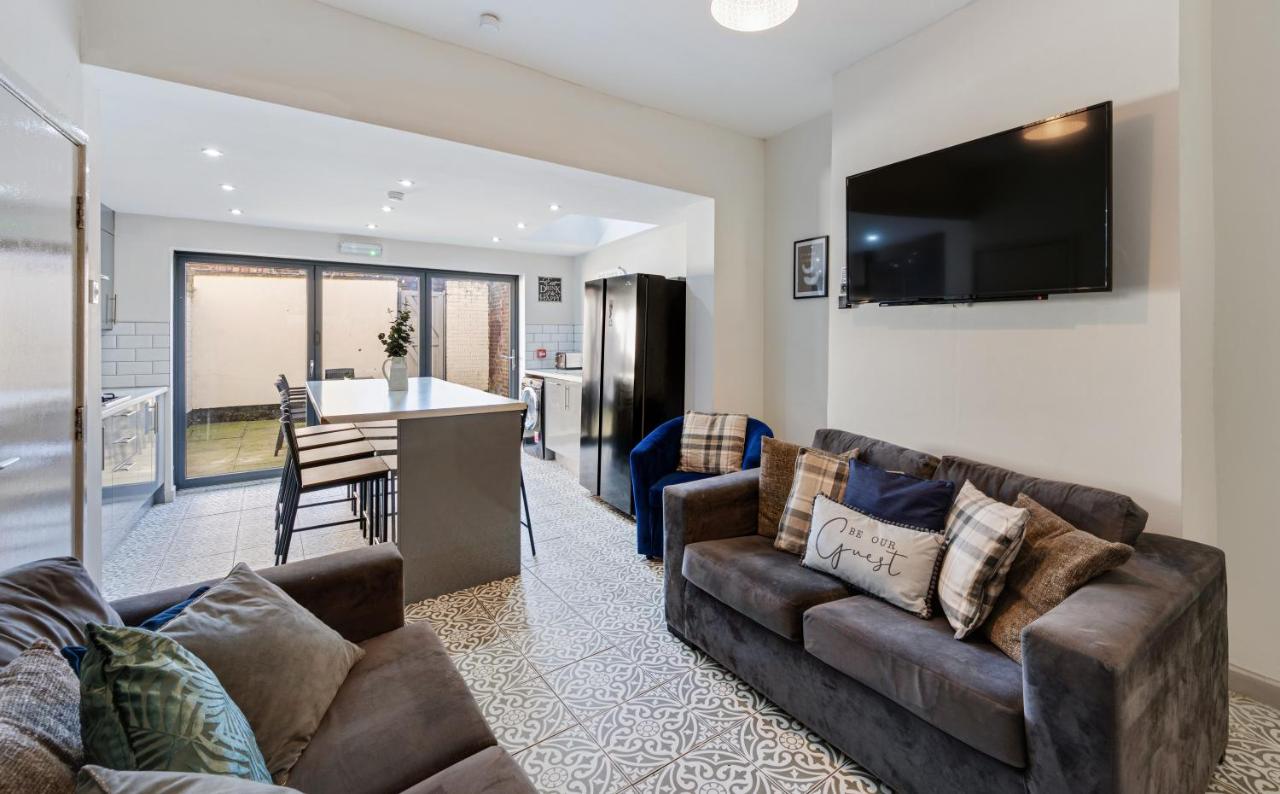 Thirlmere House - Air Host & Stay - 5 Bedrooms - B&B