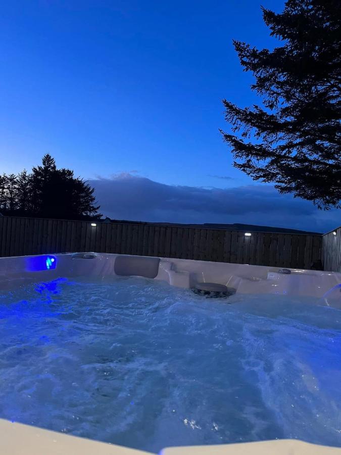 Rowan Tree Lodge - Luxurious Lodge with Hot Tub on NC500 - Thrumster Lodges - B&B Wick