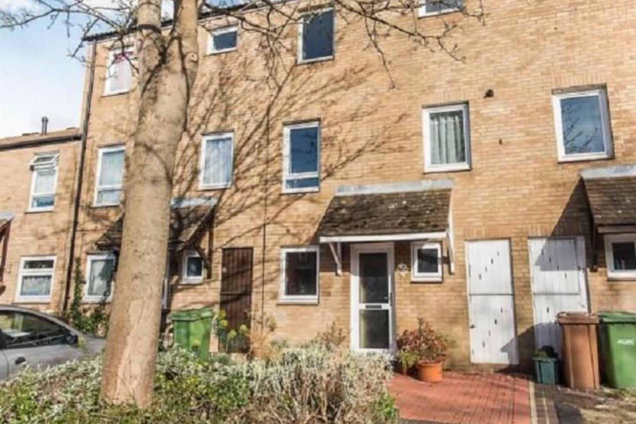 6-Bedroom Contractor House with 9 Beds - Managed by Your Lettings Short Lets & Serviced Accommodation Peterborough including Free Parking and WiFi and Netflix - B&B