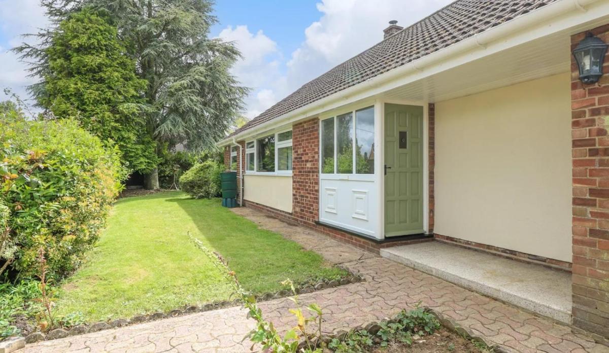 Swift Host - 3 Bedrooms - Village Location - Parking - Family Pet Friendly - Broads - B&B