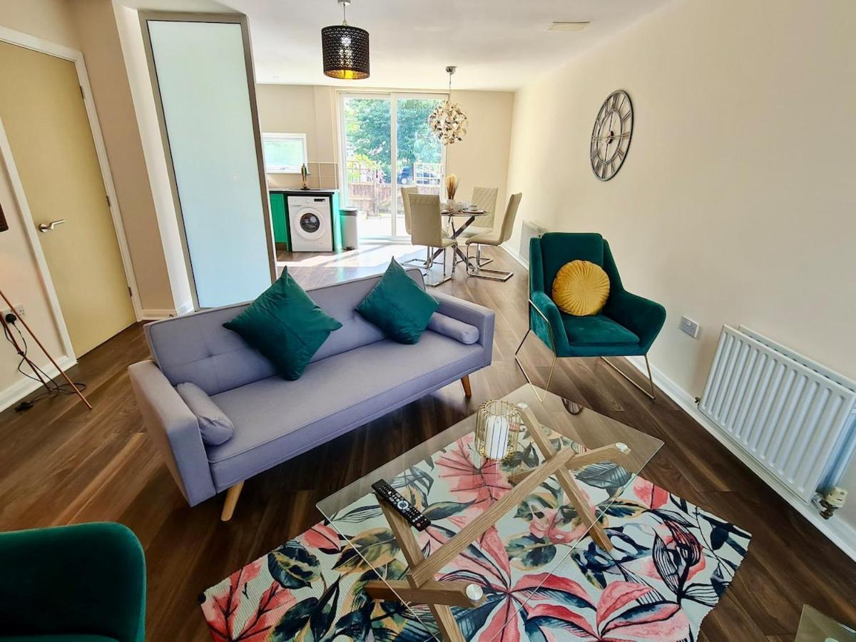 Cute 3 Bedroom House Near Etihad Stadium and CoOp arena with parking - Chambres d'hôtes Manchester