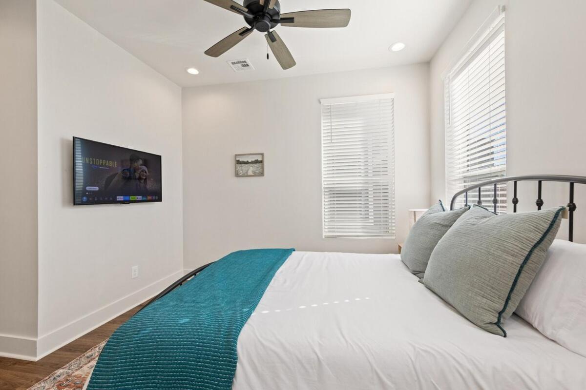 Swamp House Luxury Amenities Chic New 65 inch TV - B&B Lafayette