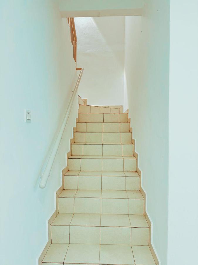 Fallem's Homestay Melaka I 4 ROOMS I FULLY AIRCOND I 9 PAX I FREE WIFI I NETFLIX I INTEX POOL - B&B