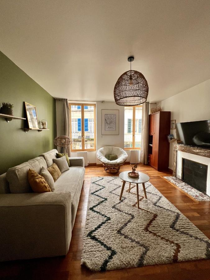 "Le Noeud vert" Appartement sur le thème de Nevers, 65 m2 en coeur de ville, parking à 200M avec accès inclus à salle de sport de 2000m2, Sauna & Hammam - B&B Nevers