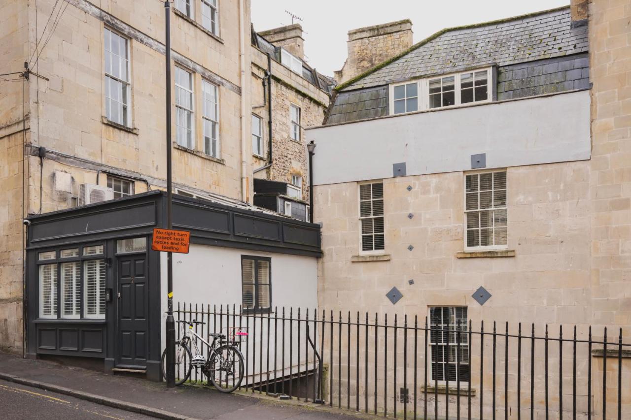 Luxury Home with Terrace in Central Bath Sleeps 10 - Chambres d’hôtes