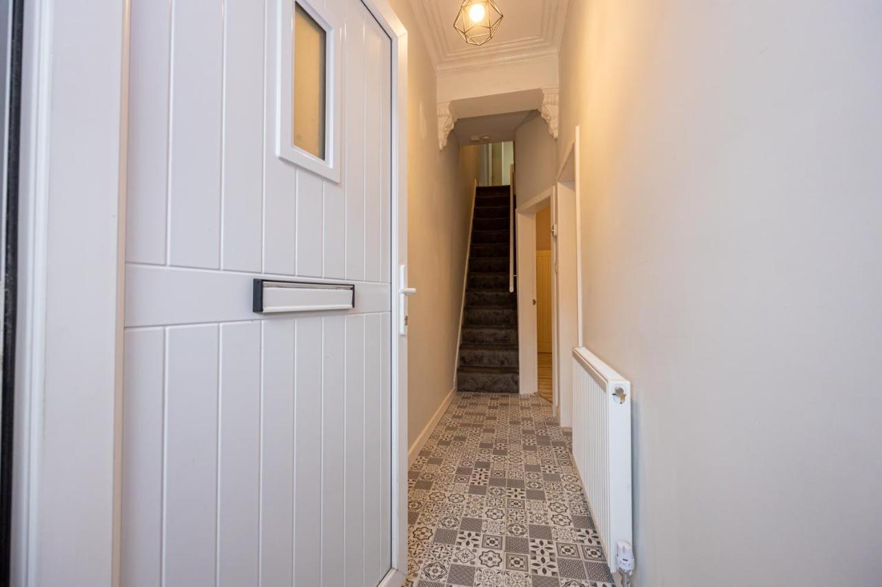 New listing - Stunning 3 Bedroom Levenshulme Home Sleeps 7 - B&B