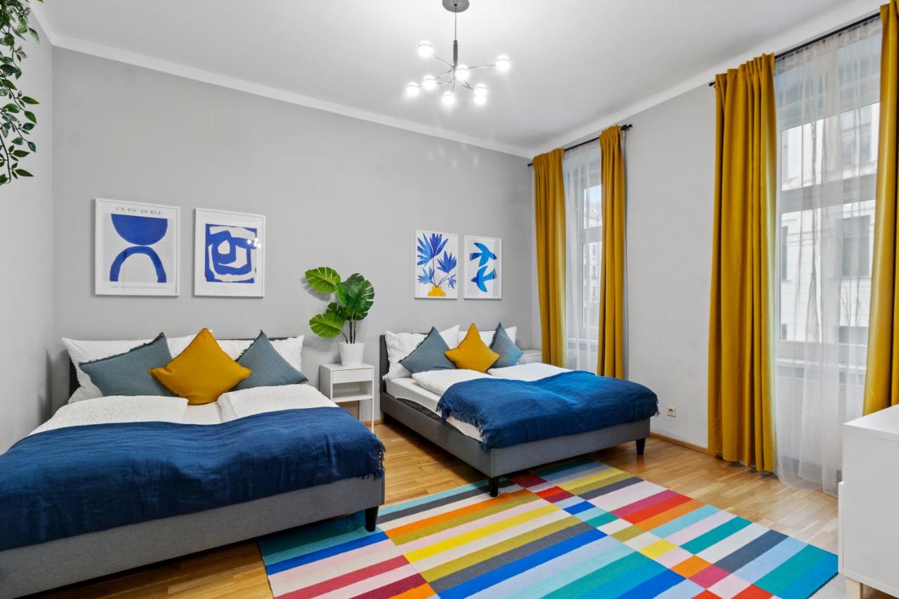 Very Spacious Apartment with a Wintergarden and Terrace, 1 Minute to Tram Station - Bed and Breakfast Wenen
