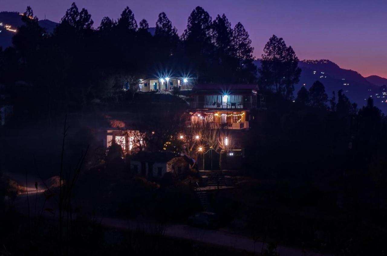 Nature's Vibe Stays Mukteshwar - A 4BHK Plum Orchard Villa - Chambres d’hôtes Muktesra