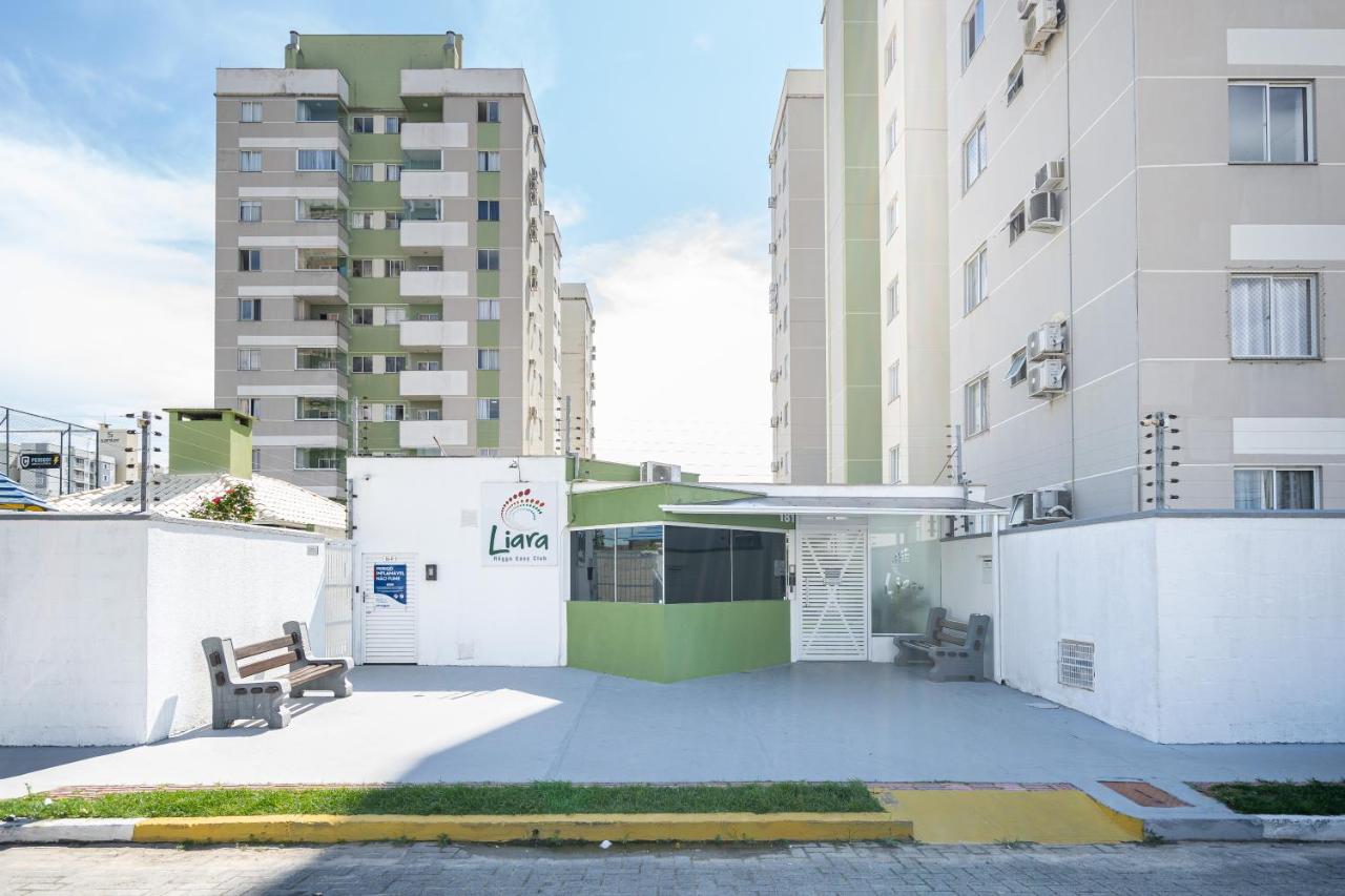 Apartamento a 400M PRAIA com PISCINA sacada com CHURRASQUEIRA privativa Wi-Fi Portaria 24h PLAYGROUND INFANTIL Quadra de esportes e vaga privativa de GARAGEM Reserve agora mesmo - B&B