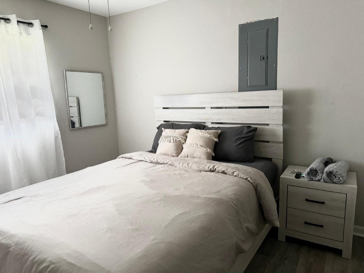 Zimmer mit Queensize-Bett und Gemeinschaftsbad