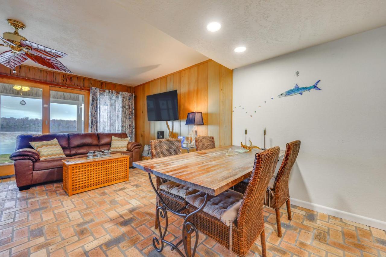 River-View Condo with Boat Slip in Welaka! - Bed and Breakfast Welaka