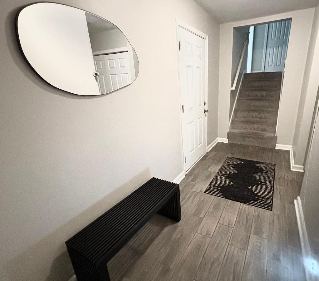 Queen Suite - Private Bath - Hot Tub - Home Theater - Bed and Breakfast Forest Park