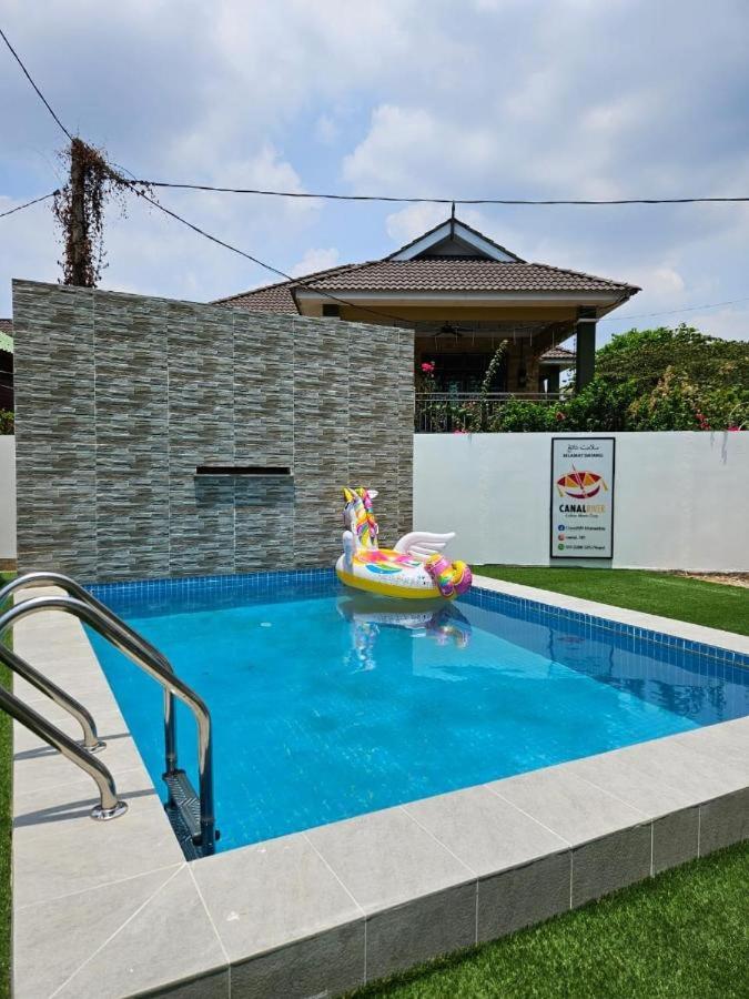 Three-Bedroom Premium Apartment with  With Pool Access and Garden