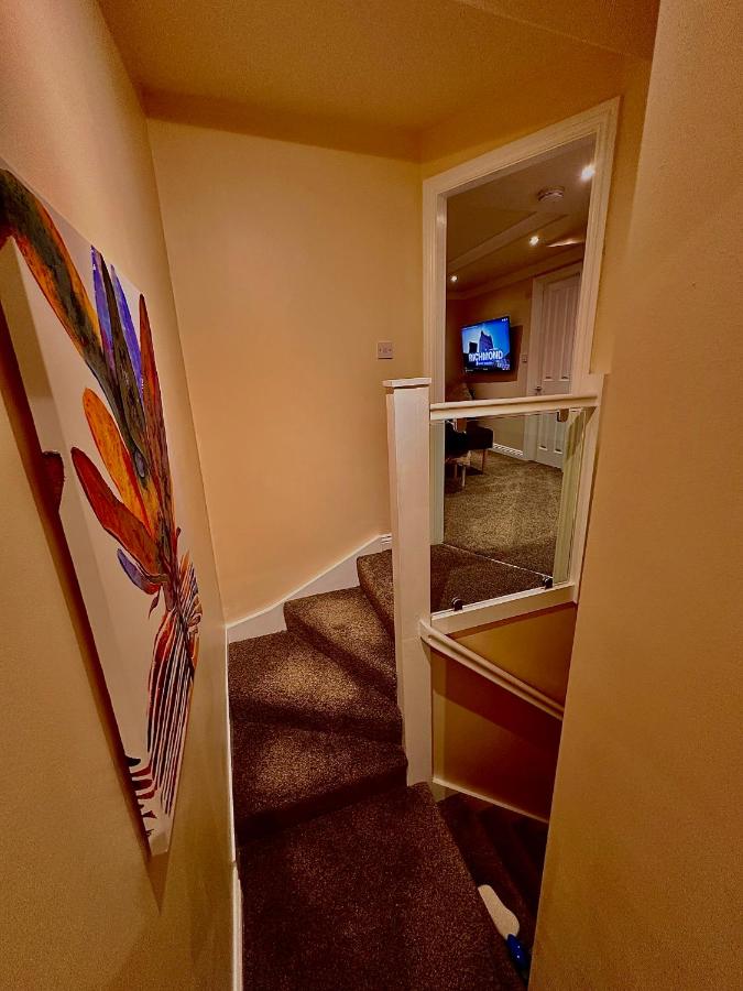 Church View 2 Large en suite bedrooms with KING size beds & Smart TV - B&B