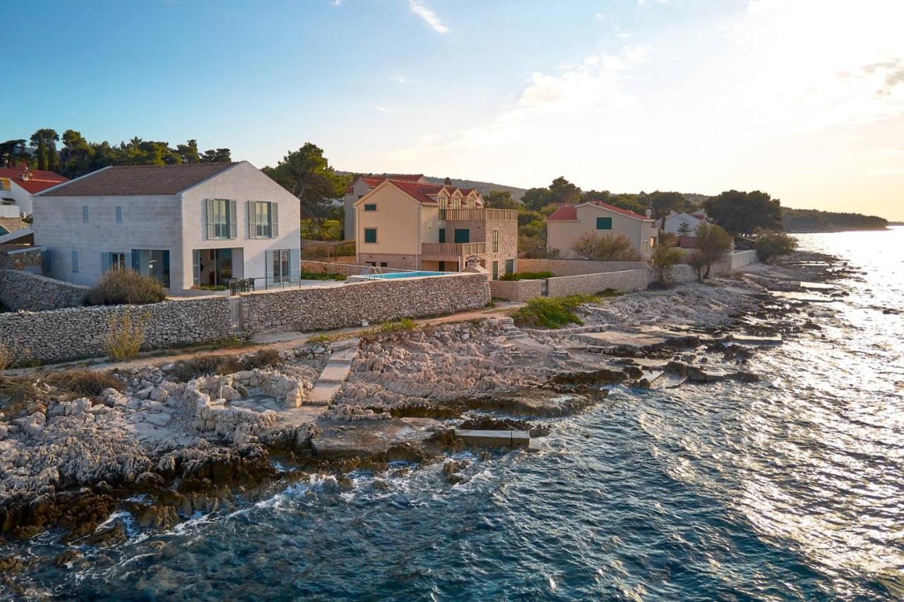 Luxury seafront villa Familija Splitska with pool on Brač - Chambres d'hôtes Splitska