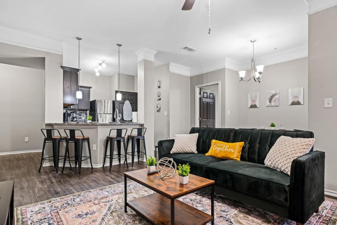 Lavish Retreat 2BR, 2BA Pool - B&B Fort Worth