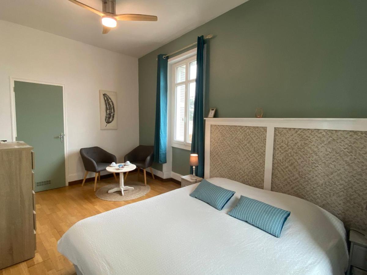 Habitación con cama grande