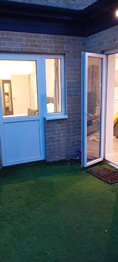 Modern One Bedroom Flat with Private Back Garden - B&B