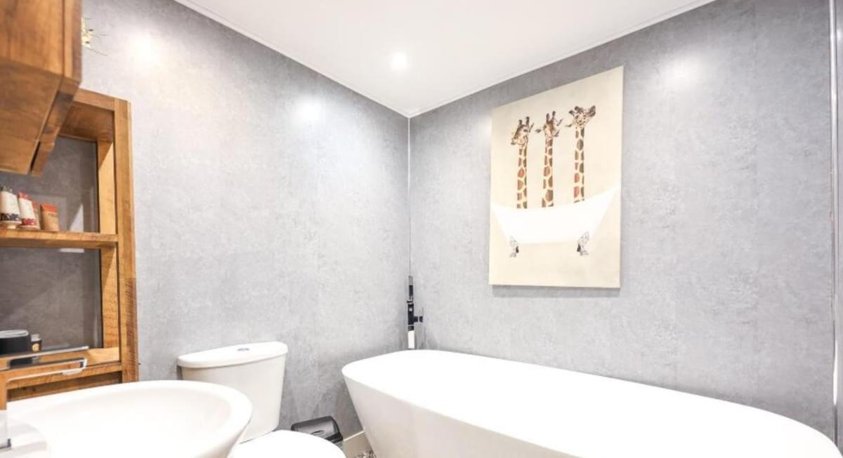 The Penthouse Tamworth Spacious 3 Bedroom Apartment in the town centre - Chambres d'hôtes Tamworth