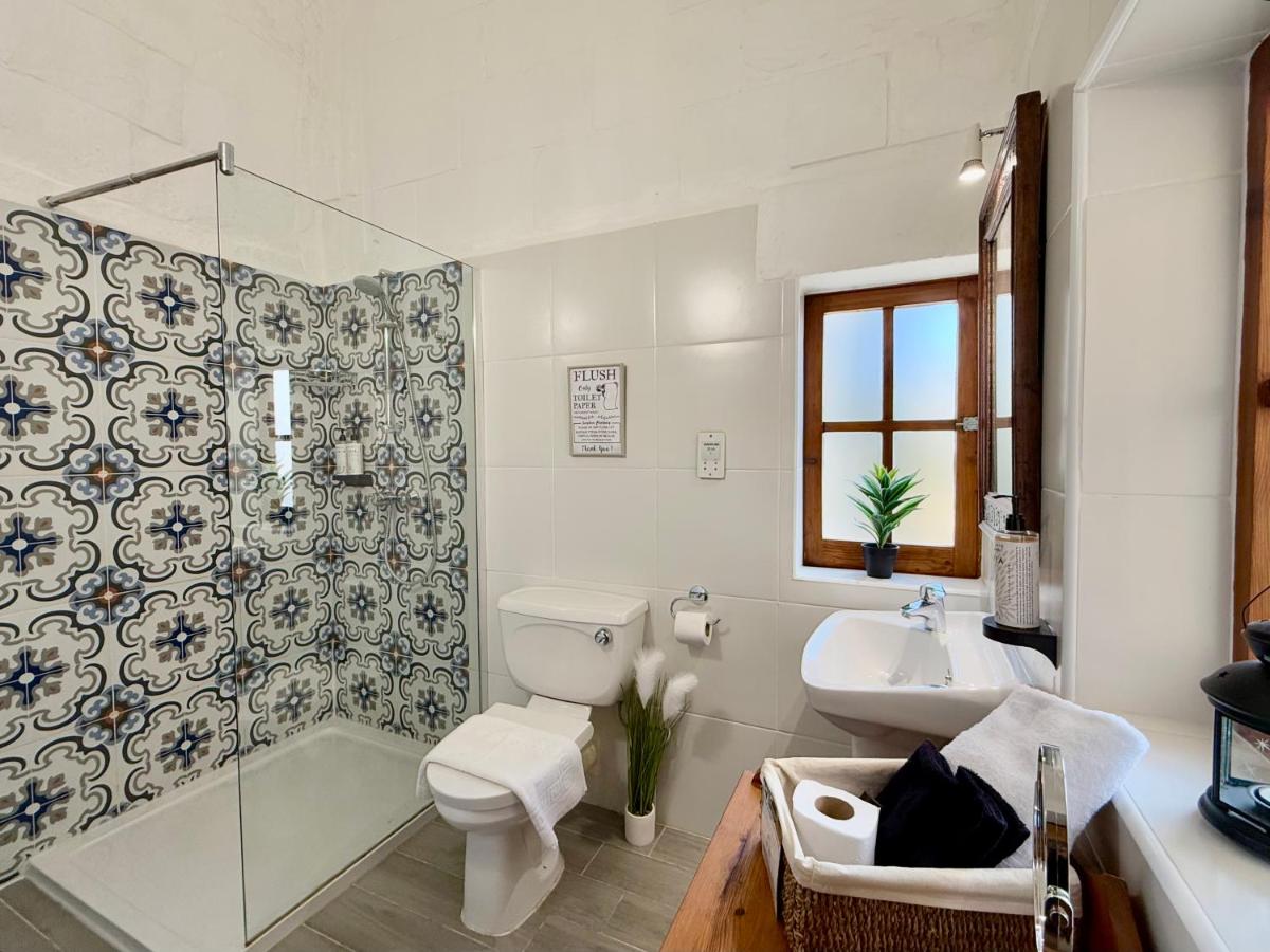 Deluxe Double Room (2 Adults + 1 Child)