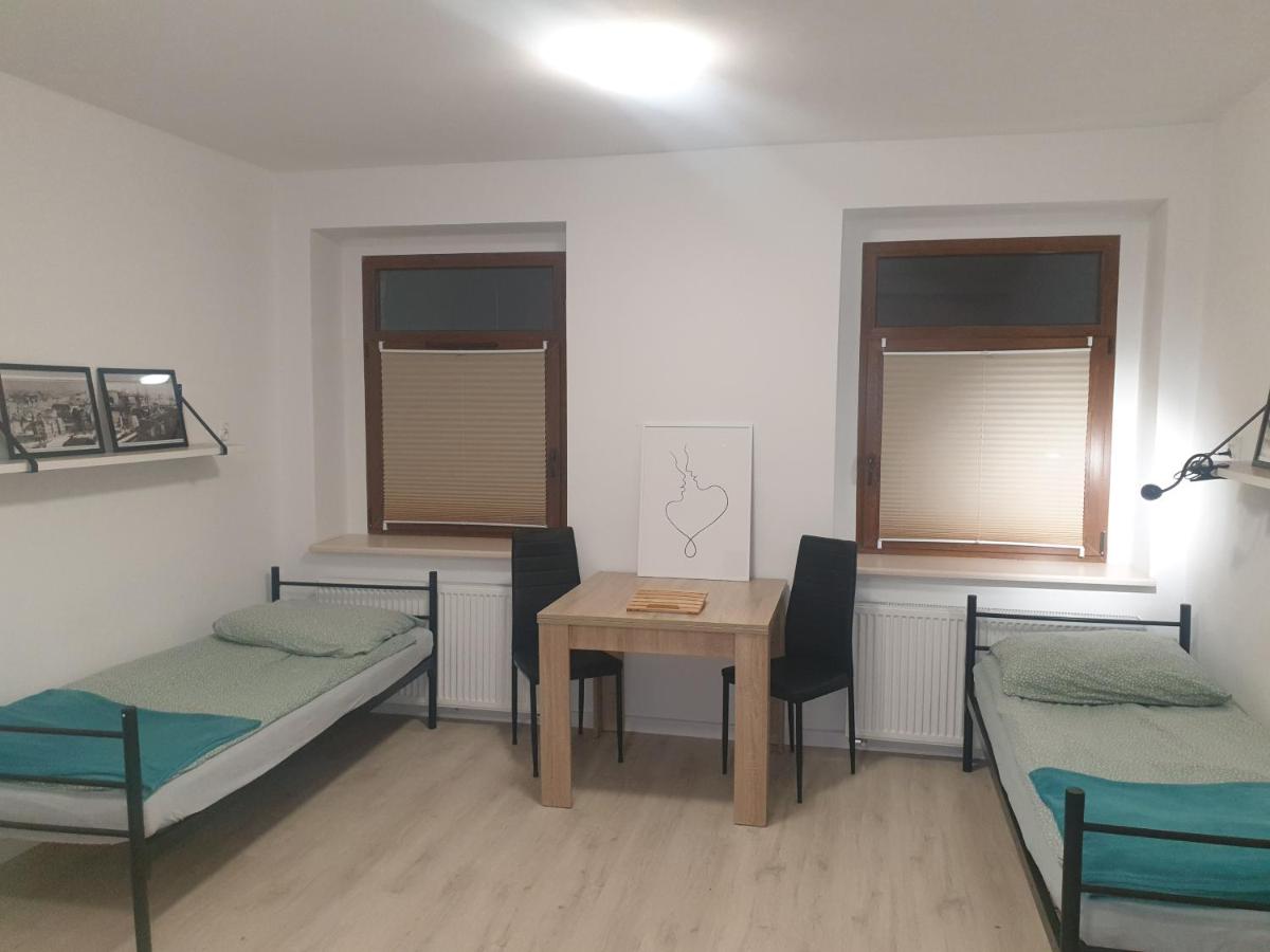 Vierbettzimmer mit Gartenblick