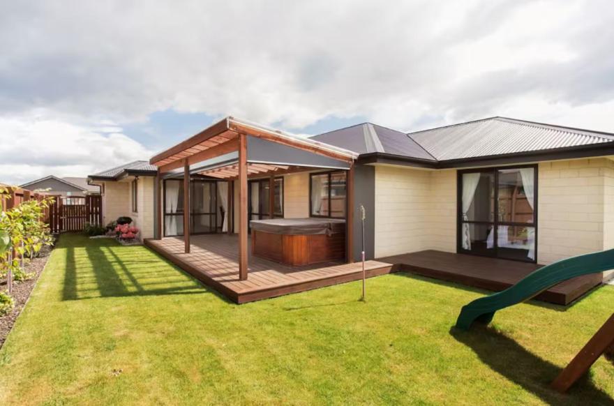 Family-Friendly Home in Wigram with Style & Space - B&B