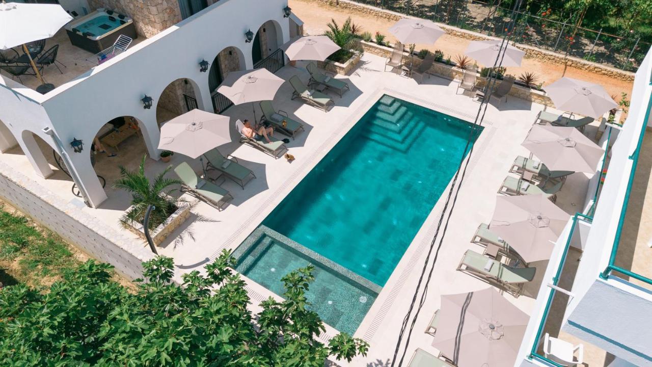 Zimmer mit Queensize-Bett und Poolblick