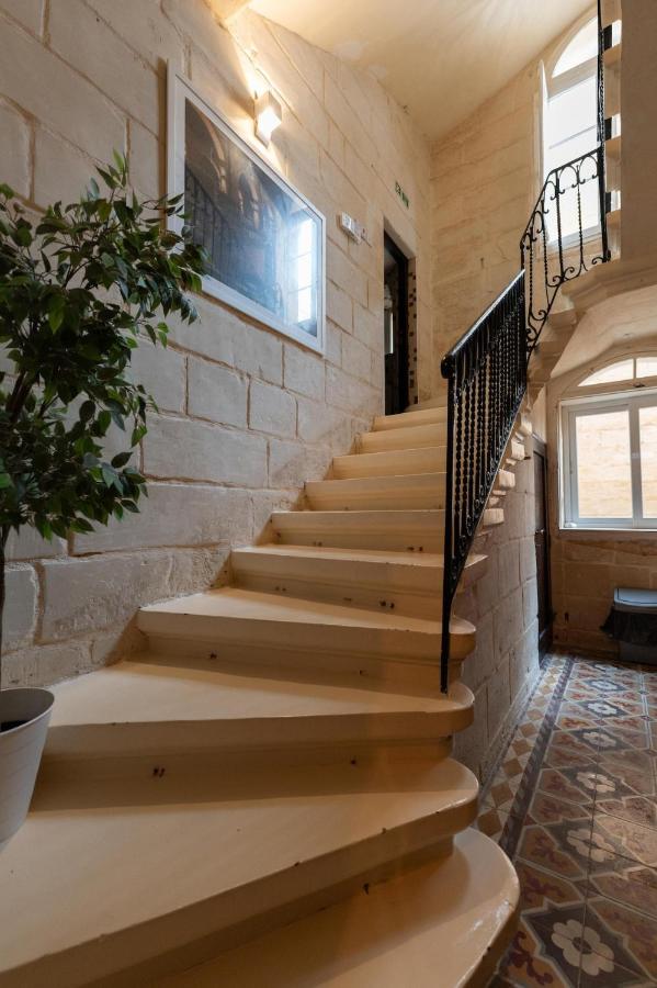 House Of Sliema - 4BR Traditional Townhouse - Chambres d'hôtes Sliema