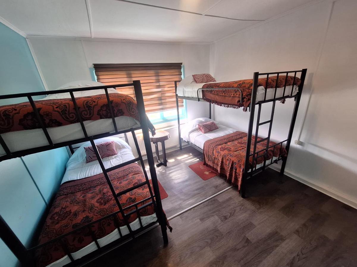 Posto Letto in Dormitorio con 4 Letti