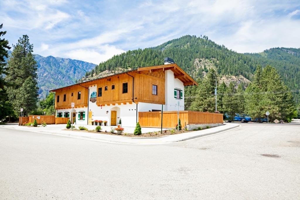 Enchantment Lodges - 5 min walk to downtown - B&B