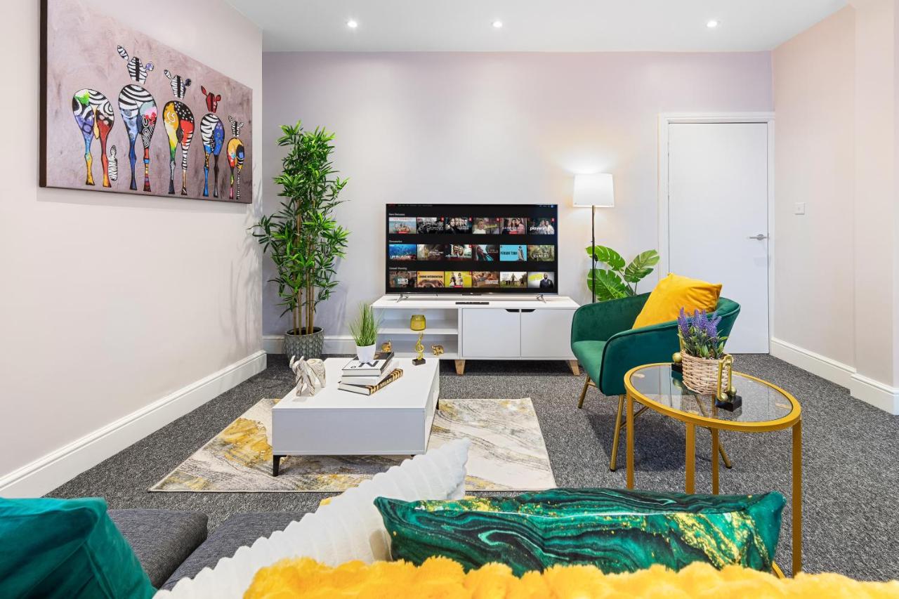 Long stay 2-Bed Flat with a King Bed in London-Save on Long Stays-5 Separate Beds- sleeps 6-Parking Available! - Bed and Breakfast Barnet
