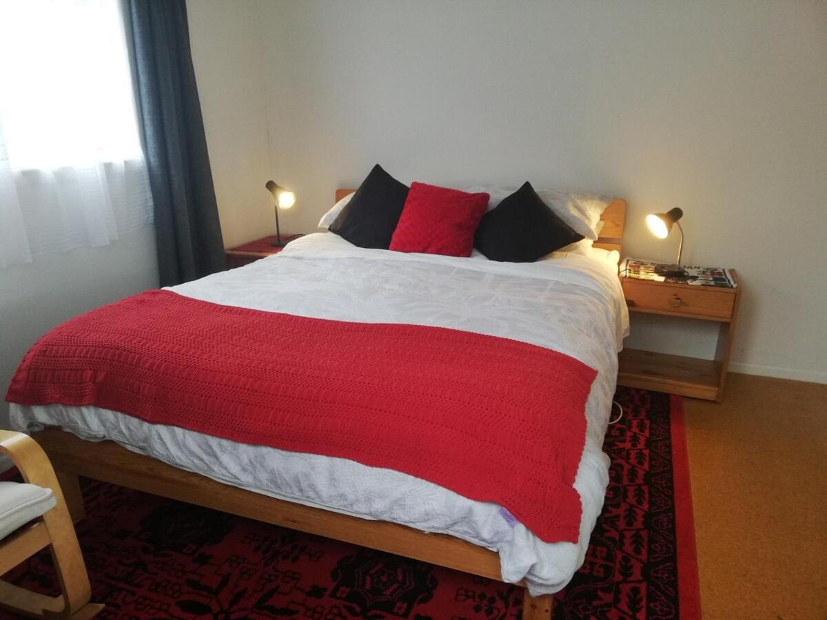 Songbird Sleepout with bathroom and mini kitchenette - B&B Hamilton