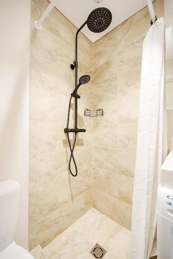Stylish brown studio near the city center - Chambres d’hôtes Vilnius