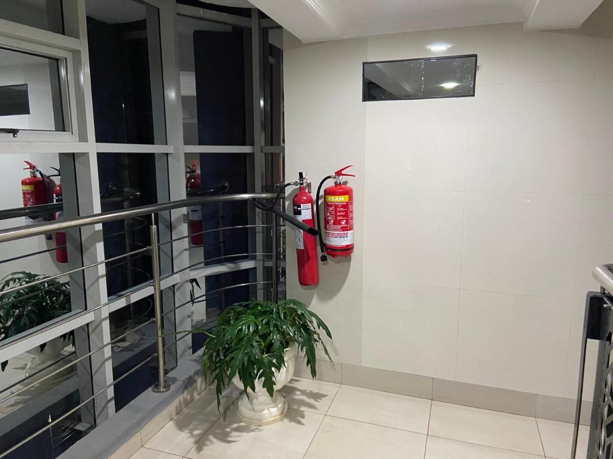 Neema Executive Suites With Balcony Near Prestige Mall - Bed and Breakfast