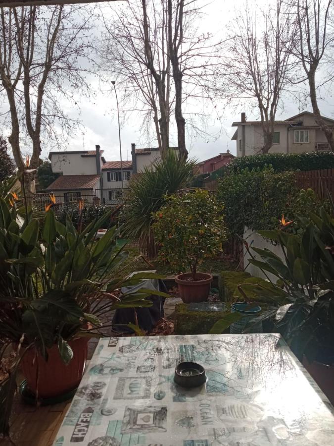 Casa di Zoe apartment - Punto di sosta x bikes auto e moto a 20 minuti dall'autostrada - parcheggio privato - giardino con barbecue - - B&B Civita Castellana