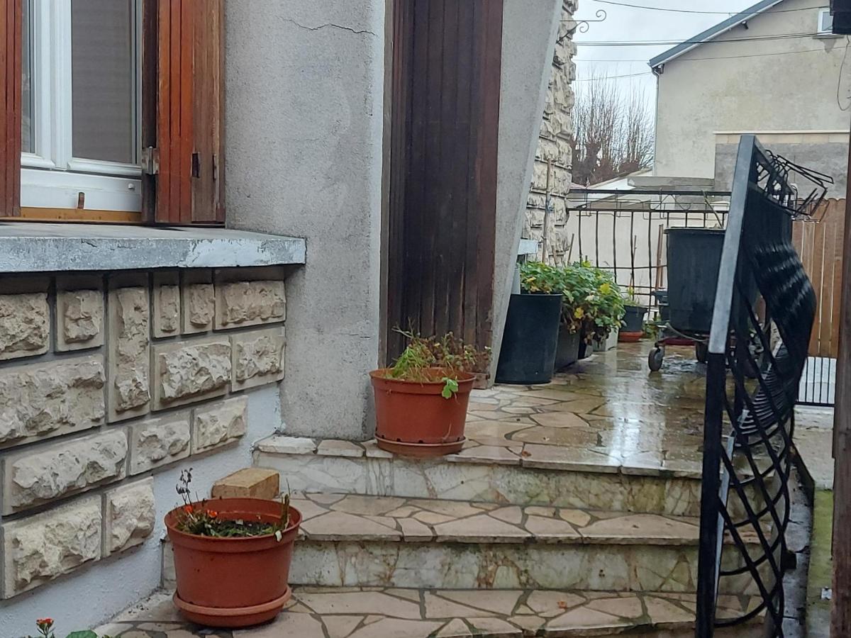 Chambre Villa Virginie Confort, Cuisine équipée, WiFi Parking jardin, Idéal couple, famille ou télétravail, Accès rapide Paris, Aéroport d'Orly - B&B