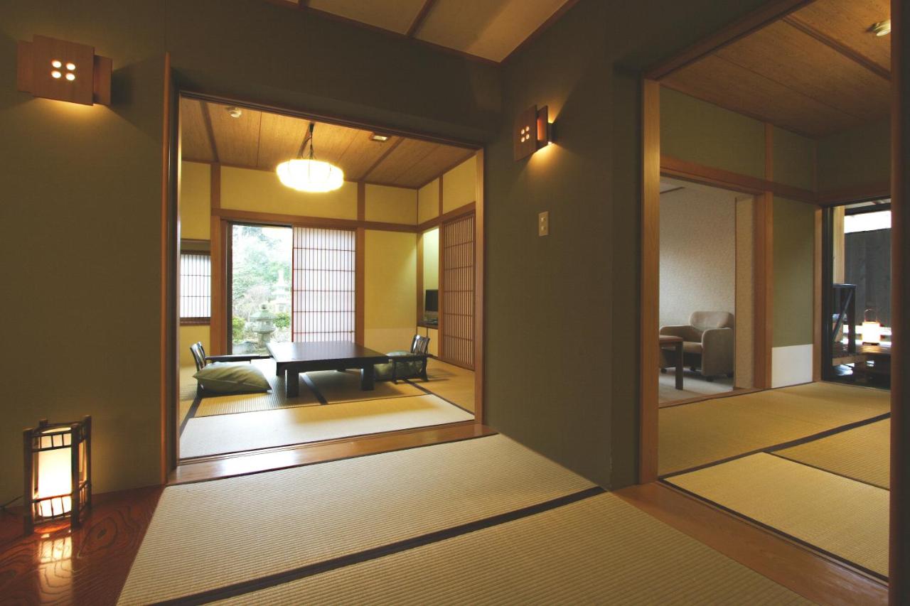 Habitación de estilo japonés con aguas termales al aire libre y vistas al monte Fuji