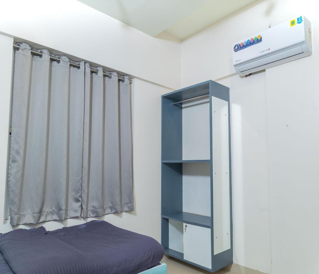 One Bedroom Apartment with Twin Bed and Mountain View