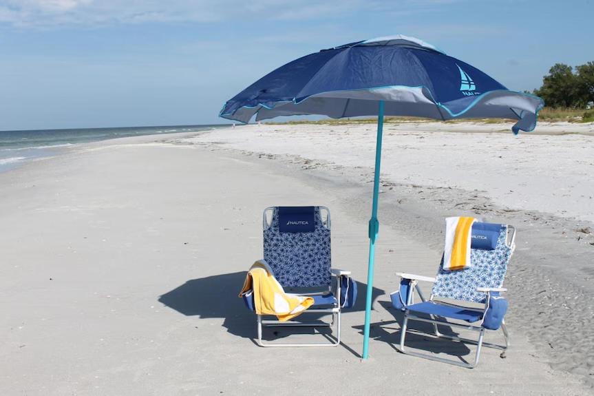 Pet friendly, Heated Pool, close to many beaches, monthly New Vacation Villa - Bed and Breakfast Englewood