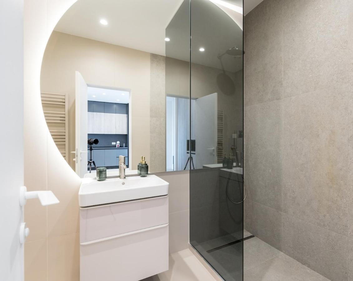 Lavender Luxury King bed Apartment, underground parking Near Promenada Bussiness Center - Chambres d'hôtes Bucarest