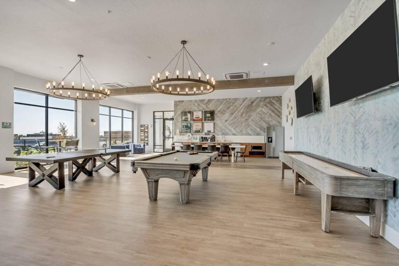 Upscale 2BR w Pool Gym & Near Hill AFB - Chambres d'hôtes Clearfield