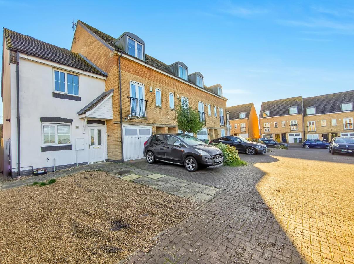 Hampton Peterborough Contractor House - Sleeps 4 - Perfect Stay While Working On Projects - B&B Peterborough